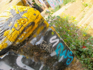Street art in Valaparaiso, Chile. Gecko on a pillar.